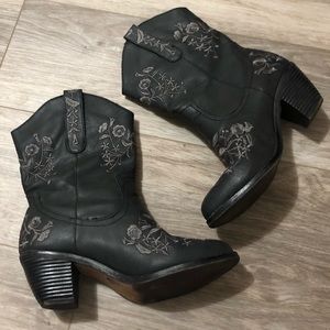 Pre-loved, black cowgirl boots w/floral embroidery